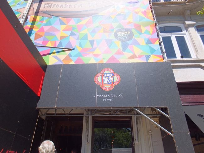 お散歩続き<br /><br />やってきたのは「世界で一番美しい書店」<br />ただいま工事中だけど、入場は可能らしく３ユーロ支払えば誰でも入れる<br /><br />３ユーロケチってしまった<br /><br />この辺の公園で同じ「る○ぶ」本を持っている男の人（スーツ着てた!?）が、寝ている姿を見かける<br /><br />暑いもんね〜<br /><br />がんばれ