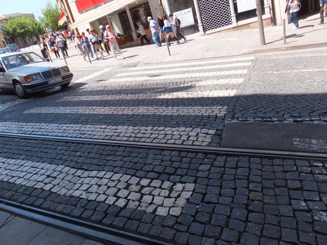 横断歩道も石畳でできている<br /><br />だいたい１周してきたよ<br /><br />歩いたね〜<br /><br />帰りの電車まで後約２時間<br /><br />ここでお茶するか、一本前のに乗るか考える<br /><br />昨日に続き「体力の限界っ」（By千代の富士語録）ってことで、一本前のに乗ろうと決める<br /><br />さっそくサン・ベント駅の窓口で交渉するも、チケット変更はカンパニャン駅（特急の泊まる駅）でやってくれとのことで、そちらに移動し再交渉