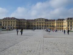 Schloss Schönbrunn（シェーンブルン宮殿）

ハプスブルク家の夏の離宮であるシェーンブルン宮殿。
前回は真冬の12月に訪れました。
新緑の季節のシェーンブルン宮殿も素敵です。
4月末～先週までが観光時期のピークだったらしく、当日は思っていたより混雑していませんでした。