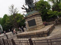 そう.....京成スカイ・ライナーの駅がある上野。

西郷隆盛どんの銅像です。

この場所に以前、来たのも実に２５年以上前。いつも上野は買い物したり通過したりはしていましたが、落ち着いて西郷さんまで来ることは皆無でした。

あれ？でも昔こんな囲い柵ってあったっけ？子供の時にあの台座の下の部分に汚いおじさん達と座った覚えがあるのですが.....記憶違いかなあぁ〜？