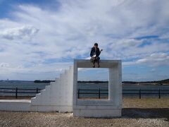 再び自転車に乗って東エリアを散策。イーストハウス。

ここも人気がありました！写真を撮るのに少し待ちました。
ここに行くまで海にかかった橋を渡るのですが、海風がすごすぎて自転車が進まないし髪はボサボサです＾＾；そして寒い！あと1か月早く行くと気候的にちょうど良かったかな。風のないところだと暖かいのですが。