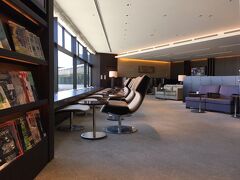 ここはサテライト側のファーストラウンジ。いつも空いていてホッ..とできる。