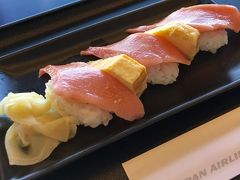 ファーストクラスラウンジで頂くこの度、最後のお寿司。

トロ・たまご・甘えびが３点セットなのですが、前のおじさんがトロ３つ！とか注文していたので私（もおじさんだけど....）も同じ注文の仕方をしてみる....。