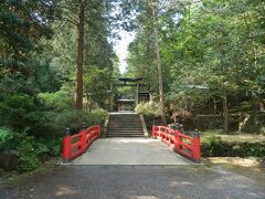 百体観音堂から西へ8kmほど神川町二ノ宮の金鑚神社に．
創建は100年前後，主祭神は天照大神･素戔嗚尊．社殿(拝殿)背後の御室山を御神体とする．武蔵国五宮(二宮とも；住所はここからきている)．
境内拝観自由，駐車場あり．