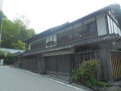 四萬部寺の門前にはレトロな建物が．
旅館のようだ．ここも一番札所より一番の名が．

引き続き秩父市街を目指す．