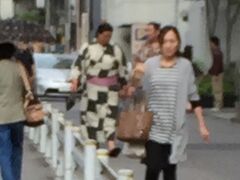 【両国にて】

ちょっと所用があり、両国近辺をウロウロしていたら.....前方から大きいものが近づいて来た......。