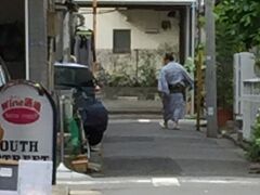 【両国にて】

お相撲さんが普通に溶け込んでいるなぁ〜この街......。普通の光景なので、誰も知らん顔.....。まじまじ見てしまうのは、半分外人化した私だけ.....？