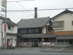 小川町で立ち寄ったコンビニ前にあった古い建物と煙突．
暖簾になら漬けの文字があったので漬物屋かと思えば造り酒屋だった．
1819年創業の武蔵鶴酒造である．
小川町は古くから山紫水明の郷で関東灘と呼ばれた酒造りの盛んな場所だそうだ．