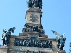 リューデスハイムのMust See。

それは「ニーダーヴァルト記念碑」。

ライン川クルーズでも山の上に雄大に見えている記念碑です。

ニーダーヴァルトは人名ではなく、地名です。
普仏戦争後のドイツ帝国発足を記念して建設されたものだそうです。

像は誰ということはなく、ドイツ民族を擬人化したものとのこと。

像の存在感に圧倒されます。