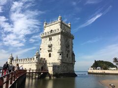 道路を渡って川の方へ向かい、歩いて7分ぐらいでベレンの塔に到着。リスボンカードで無料で入れますが、塔の中にあるチケットオフィスに並んでチケット交換が必要。ジェロニモス修道院では並ばなくていいように、コンビチケットをもらいました。