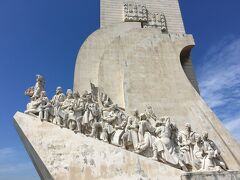 川沿いを10分ぐらい歩くと、「発見のモニュメント」。ガイドブックによると、一番前がエンリケ航海王子、右から2番目の両手を合わせているのがフランシスコ・ザビエルだそうです。