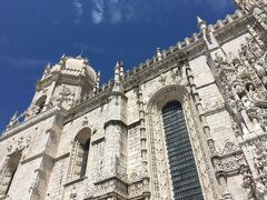 修道院の門。繊細な彫刻が美しい！