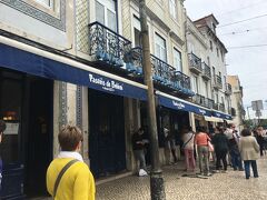 小腹が空いたので、修道院近くの有名店、Pastéis de Belémへ。