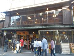 うなぎの川豊本店．有名店である．
前回成田訪問時は昼時で大行列だったため断念した．今回は夕方4時過ぎということですんなり入れた．