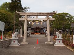 白子町　郷社　白子神社　しらこじんじゃ

田植えしたばかりの田んぼの中の道を進むと鳥居がありました。
鳥居の周りは最近、整備したようで、植え込みなども新しい感じがします。