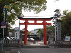 長生郡一宮町　式内社　名神大社　上総国一之宮　国幣中社　
玉前神社　たまさきじんじゃ

さすがに一の宮、参拝者はひっきりなしです。駅から近いこともあり、参道の前には蔵を改造したお茶屋さんや、和菓子屋さんなどが並んでいます。