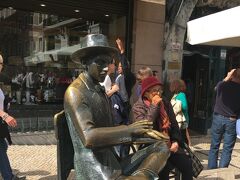 気を取り直して街歩き。ガイドブックにも載っている有名カフェA Brasileiraの前にあったポルトガルの国民的作家フェルナンド・ペソアの銅像。（というのは、後からガイドブックを見て知ったのだけれど）。