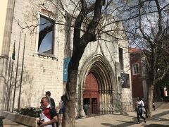 そこからまたテクテク歩いて、ここはカルモ教会。1755年のリスボン大地震のときにの被害をそのまま残してある建物だそうです。この写真だと分からないけど、もう少し遠目に見ると、壁だけ残って崩れているような様子が見えました。中には入らず、その横の細い道を入って、サンタ・ジュスタのリフトに向かいます。