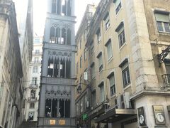 このリフトに乗って、下に降りてきました。（リフトもリスボンカードで無料）
降りる方の乗り場は空いてたけど、昇る方の乗り場は行列でした。