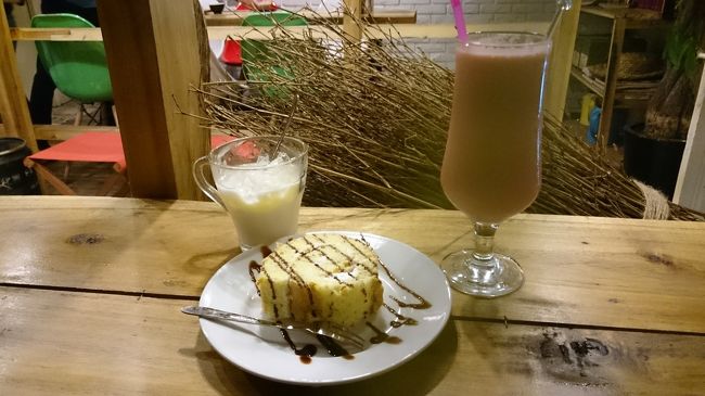 羽田発のベトナム航空でハノイに到着。<br />送迎はホテルのホームページより交渉し、往復40000ドン。<br />初日は夜到着なのでホテル近くのカフェでお茶だけ。<br />ホテルはeclipse legend hotel。<br />従業員さんが親切で、前年訪れた際に友達になったので、ベトナム北部のツアーは全て手配してもらっちゃいました。<br />カフェはflower and book cafe。<br />一階が花屋さんなのでカフェの利用を伝えます。