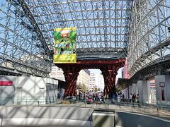 金沢駅に戻ってきました。
奥に見える2本の柱が有名な「鼓門（つづみもん）」
「もてなしドーム」と言われるガラス張りの天井アーチは、まるで巨大なオブジェのような佇まいです。