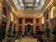 乗り換えてリスボン着が23時半。空港からタクシーでホテルに到着したらもう夜中の12時半すぎ。疲れた〜。今回の宿泊はRestauradores広場の前にあるアベニーダパレス。眠くてヘロヘロだけど、ゴージャスなロビーがうれしい！