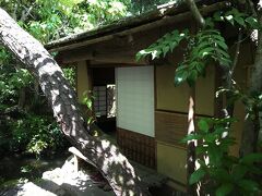 【京都南禅寺畔 瓢亭の昼懐石】
http://hyotei.co.jp/

さて、GWの京都旅行の〆は「瓢亭 本店」での懐石料理。2010年11月以来、5年半ぶり4度目の訪問となりました。昼には23,000円のコースもありますが、27,000円（税込）のコースをいただきました。5千円刻みで47,000円まであるそうです。

席はこの四畳半の茶室です。