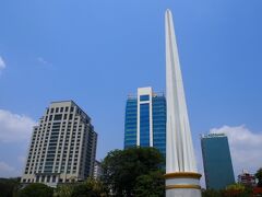 マハバンドゥーラ公園の中心にある独立記念碑と高層ビル。こうやってみると洗練された都市のように思えるが、実際はそんなことはない。