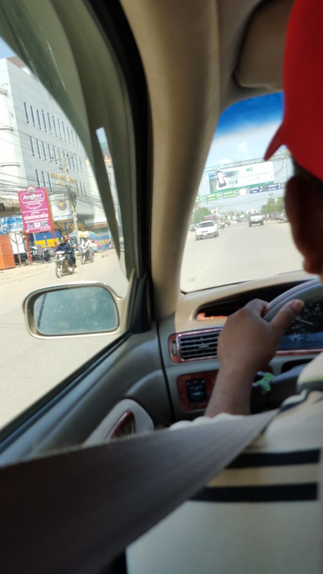 声を掛けてきたタクシーに乗ります。<br />シェムリアップまで約３時間です。交渉で30＄<br />めちゃくちゃ安い(^o^;)
