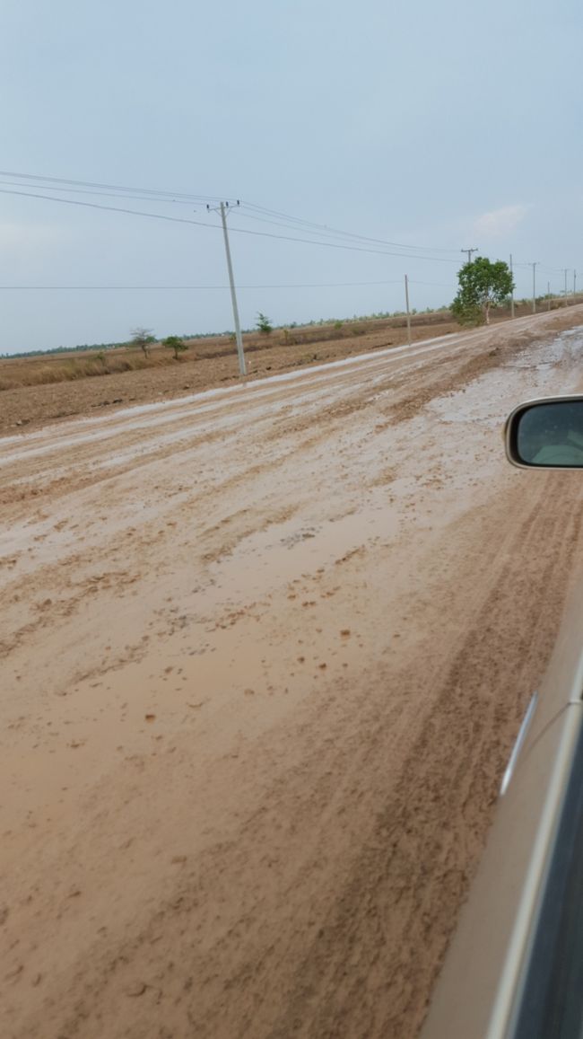 悪路ありの道中<br /><br />タクシーかなり汚れてました。