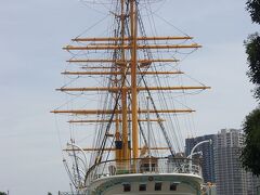 相生橋を渡って右手に目立つ船が展示されています。