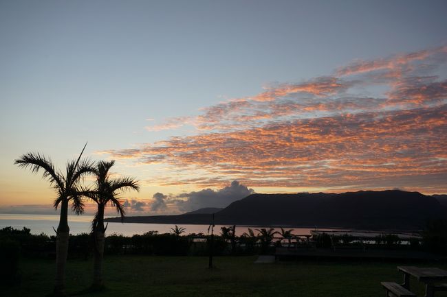 早朝、起きて外を見てみると綺麗な朝焼け。カメラを手にし、急いで外に出ます。<br />芝生が朝露で濡れている。