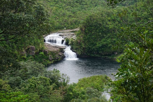 これはマリウドの滝<br />展望台より。展望台からだと遠いなあ。滝の前で滝ポーズで写真をぱちり。