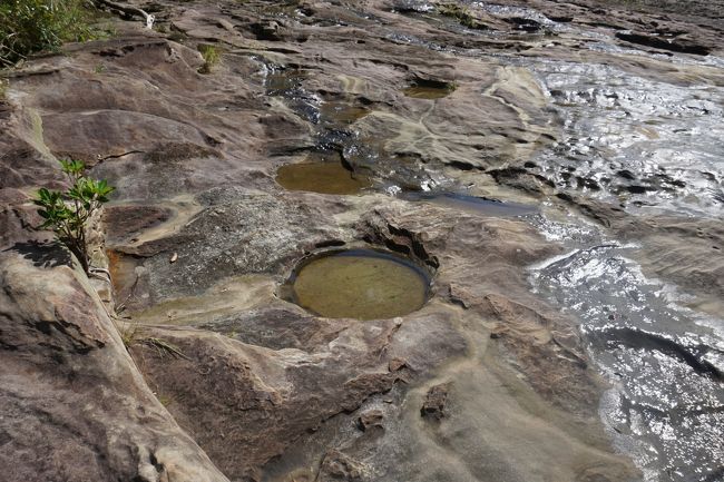 帰りの船の時間に追われつつも、せっかくだからもう少し見たいと思い、いそいそと探索。<br />クレーターみたい。