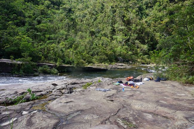 お昼を持参している学生たち。楽しそう。<br />帰りの船に間に合うために、滝を見るのもそこそこに帰路へ。<br />同じ船で来た人たちは、とっくに引き返している・・・やばい・・・。完全にびりけつ。