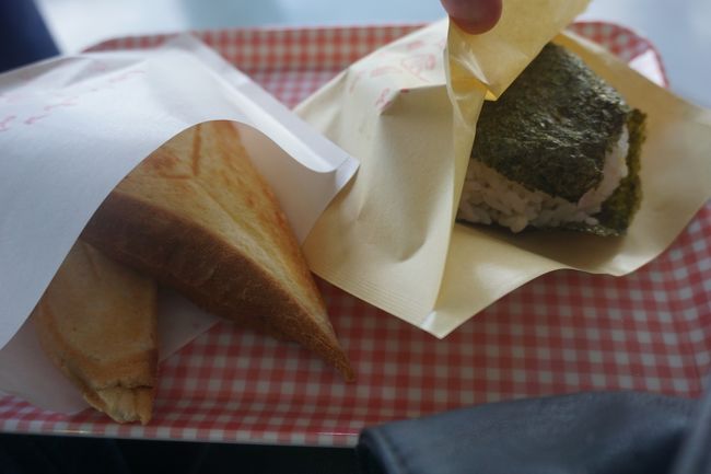 港の売店で2時頃お昼を食べる。ホットサンドとおにぎり。<br />おいしい。