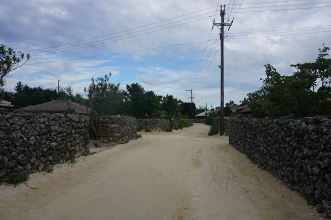 少し島内を散歩。<br />道が舗装されていなくて新鮮。砂がしきつめられている。