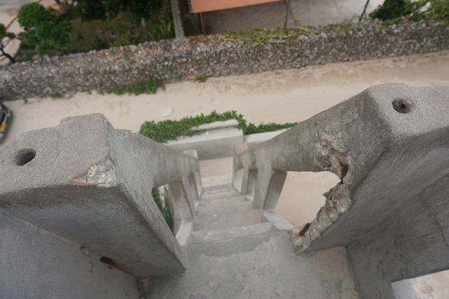 上からおそるおそる撮影。<br />階段が小さく、足がはみ出てしまうのがまた恐怖ポイントでした。<br />いつ崩れてもおかしくないのでは・・・。<br />少しだけ列ができてたのですぐに退散。