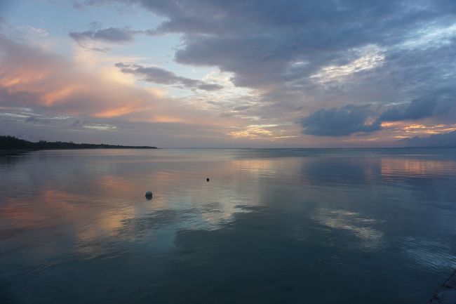 夕焼け雲が海に映って綺麗。<br />昼間のはっきりした青色とはまた違う、まろやかな色の海。