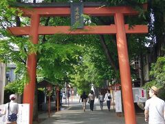 散歩再開です。　「赤城神社」に到着。