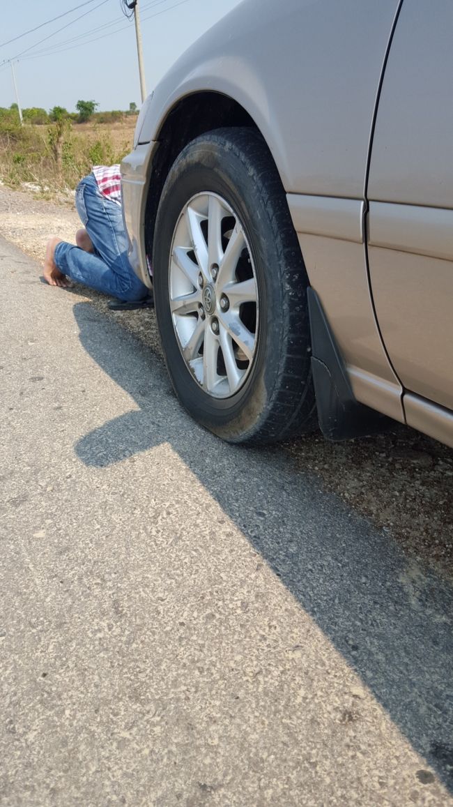 タイヤに穴が空いてるらしい。<br />(ーー;)<br />まだ50キロ位あるよね？？