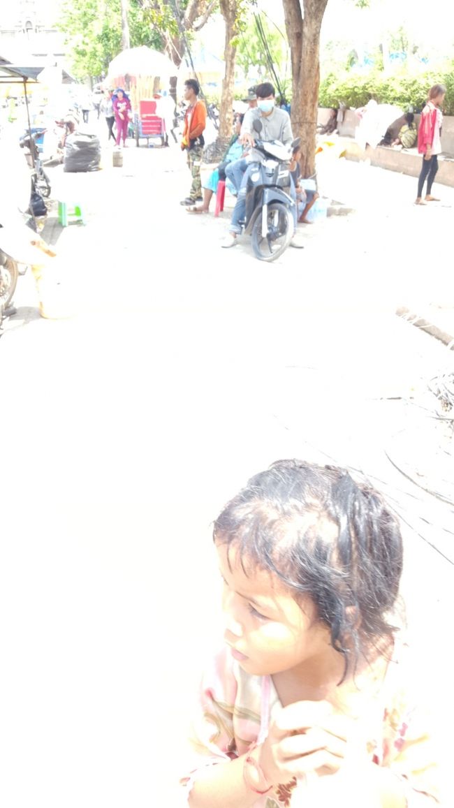 ポイペトの国境、子供がお金ちょーだい！とかなりしつこい。<br />あめ玉あげたら去ってった。