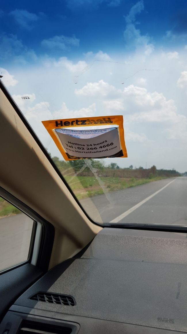 タイに入りました。<br /><br />レンタカーでバンコクに向かいます