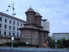やがて左手に見えてくるのがBiserica Creţulescu（クレツレスク教会）です。

ルーマニア独自の建築様式で建てられているそうです。