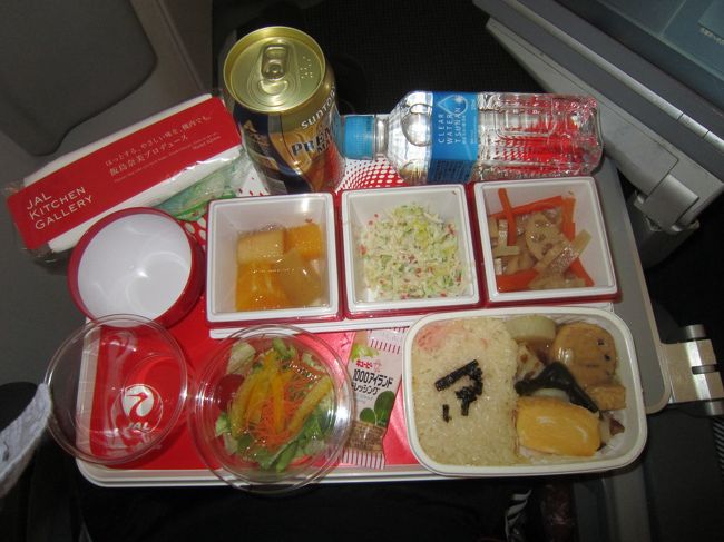 行きの食事は「おでん」でした。和食・洋食のチョイスはなく全員これでした。飲み物は「ビール」。でもプレミアムモルツがチョイスできたので、ラッキーでした。<br />今飲んどかないと、ラスベガスに着いたら「レンタカー」ですからね。次の食事の際はアルコール禁止です。