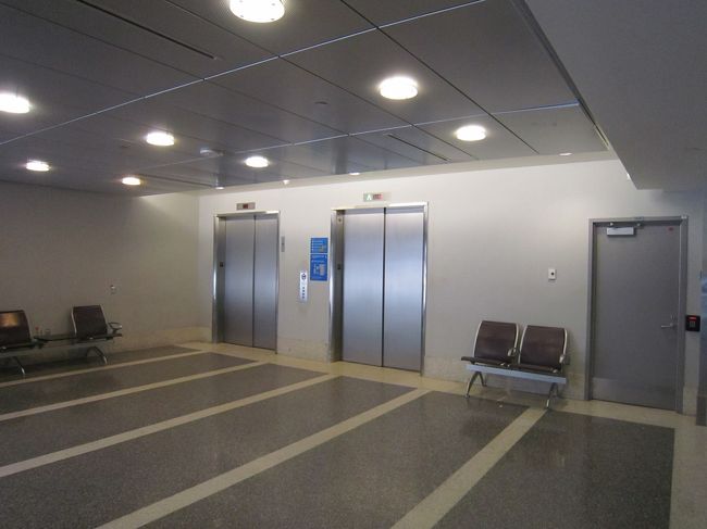 このエレベーターで地上階に上がります。そこからはアウトドアを歩いて、４番ターミナルに移動して、セキュリティチェックを受けるとつもりです。