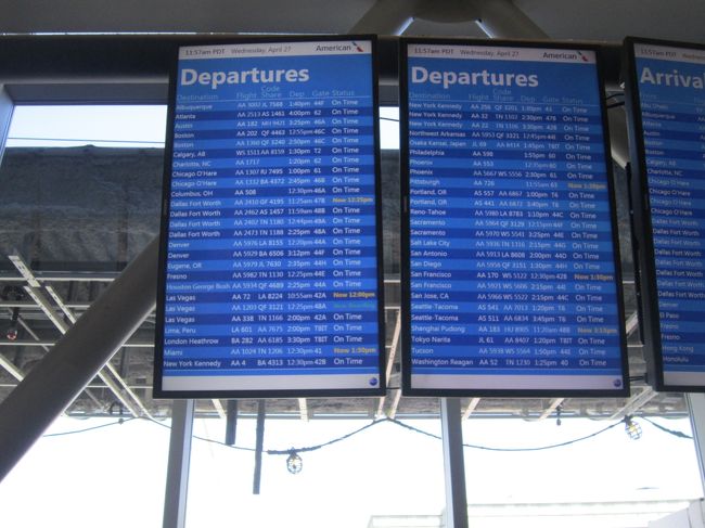 バゲッジの出てくるターンテーブルを確認します。<br /><br />ターンテーブルの数も半端なくあって、ＫＩＸの比ではありません。<br /><br />無事、ロスバゲもなく「２個」のスーツケースをピックアップできました。