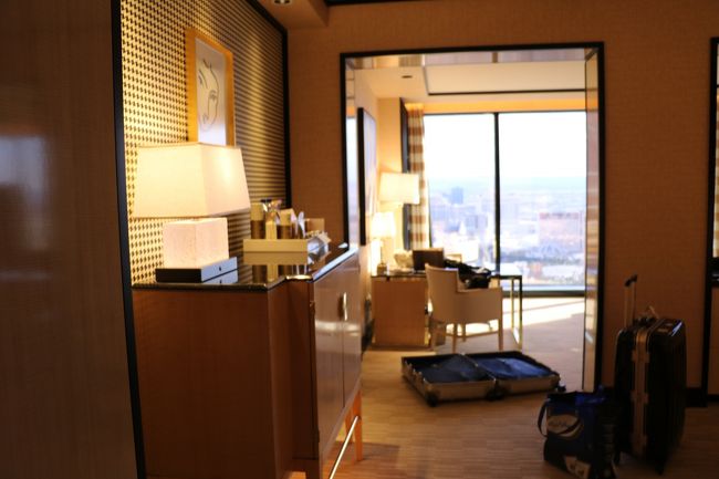 ドアを入ってすぐの場所から奥を撮影しています。<br />右奥がべッドルームです。広さが伝わるでしょうか？<br /><br />これになれると、通常のツインルームでは狭くて我慢できなくなるかもしれません。<br /><br />ちなみに、３泊した後移動する「シグニチャーＢＹＭＧＭ」もスイートタイプのリビング・ベッドルームのセパレートタイプにしています。