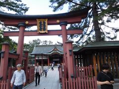 敦賀と言えば気比神宮

そうです　神宮なのです


でもこちらは裏口　国道側には大きな鳥居があります