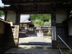 
少し上ると　天徳寺の門